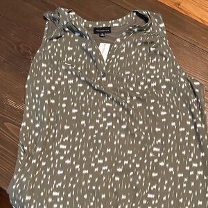 Banana Republic Sleeveless Blouse in Olive Pattern